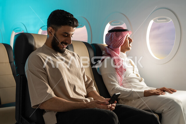 مسافرون من العرب الخليجيون  السعوديون في الطائر ، درجة  رجال الأعمال ، قضاء أوقات ممتعة برفقة الاصدقاء ، الخطوط الجوية السعودية ، رحلة عمل ، سياحة وسفر ، رحلة سياحية .