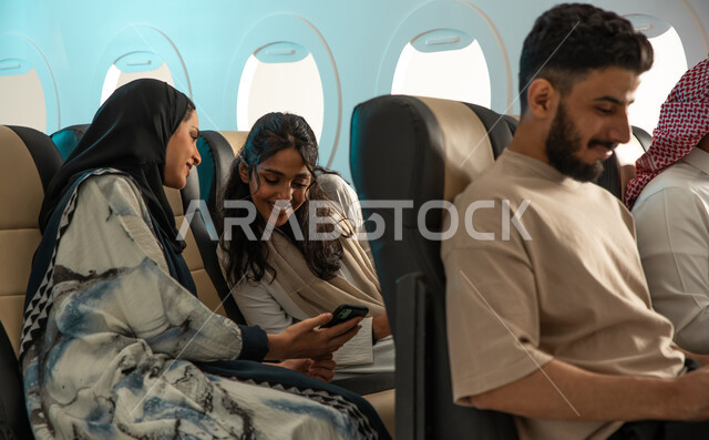 مسافرون من العرب  السعوديون الخليجيون في الطائرة ، عطلة صيفية سعيدة ، سياحة وسفر ، رحلة سياحية شبابية ، الخطوط الجوية السعودية ، دردشة ومحادثات ، رحلة سياحية ممتعة برفقة الاصدقاء .