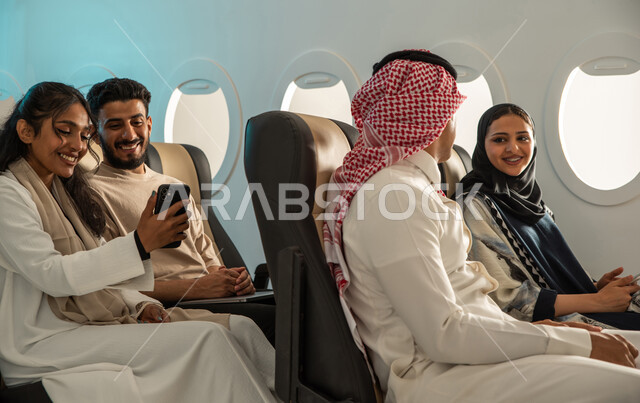  ايماءات تدل على الفرح والسعادة ، مسافرون من العرب السعوديون الخليجيون داخل مقصورة الطائرة ، قضاء أوقات ممتعة داخل الطائرة ، رحلات سياحية جويه ممتعة ، الخطوط الجوية السعودية  ، دردشة ومحادثات ، أجواء عائلية سعيدة.