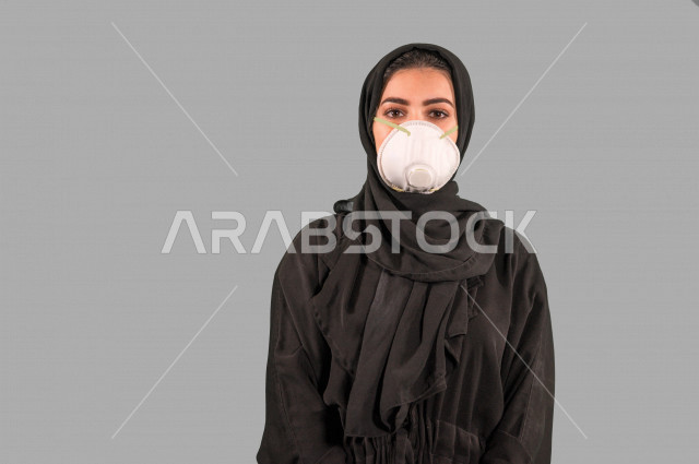 بورتريه لمرأة عربية خليجية سعودية، ارتداء الكمامة الواقية، اتخاذ اجراءات الوقاية من فايروس كورونا (كوفيد-19)، ايماءات وجه ويدين مختلفة، خلفية بيضاء