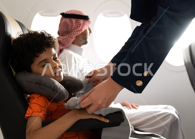 عائلة عربية  خليجية  سعودية  في مقصورة الطائرة ، الشعور بالتعب والارهاق ، الحاجة الى النوم والراحة ، الخطوط الجوية السعودية ، وسائل مواصلات جوية ، سياحة وسفر.