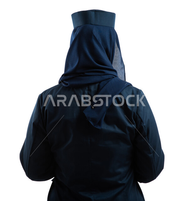 صورة من الخلف لامرأة عربية خليجية سعودية ترتدي زي مضيفات الطيران ، خطوط الطيران السعودي ، خلفية بيضاء ، مهنة مضيفة الطيران ، طاقم الطائرة.