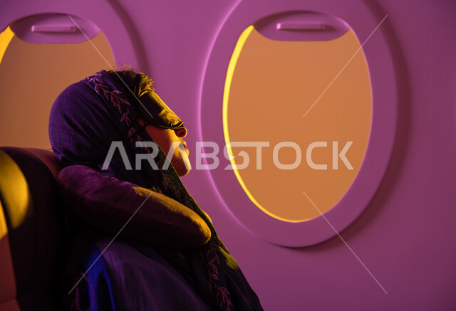 الشعور بالارهاق والتعب اثناء السفر, رحلات جوية سياحية, صورة مقربة لامرأة عربية خليجية سعودية محجبة ترتدي العباءه الخليجية داخل مقصورة الطائرة ، ايماءات تدل على النوم والاسترخاء ، وسائل مواصلات جوية ، خطوط الطيران الجوي ، سياحة وسفر 