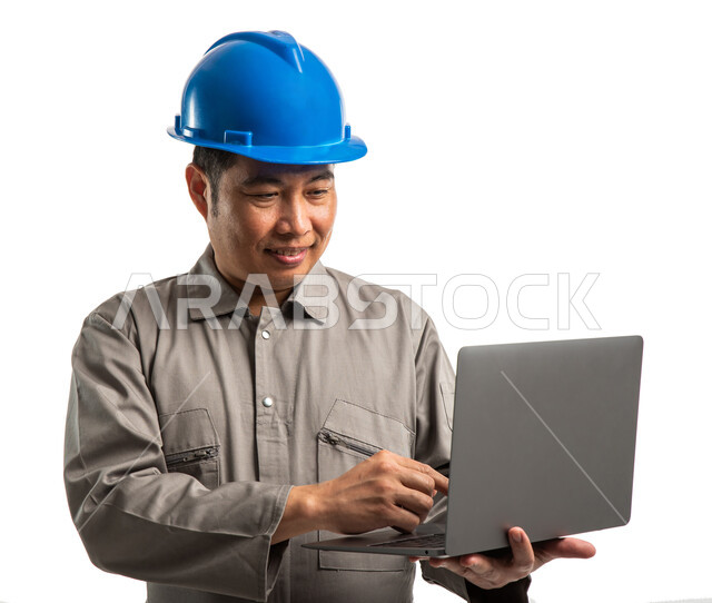 بورتريه لمهندس معماري يستخدم جهاز اللابتوب، عامل بناء فلبيني يرتدي خوذة الوقاية، فني صيانة، متابعة العمل عن بعد، استخدام تقنيات حديثة، استقدام العمالة من الخارج، خلفية بيضاء