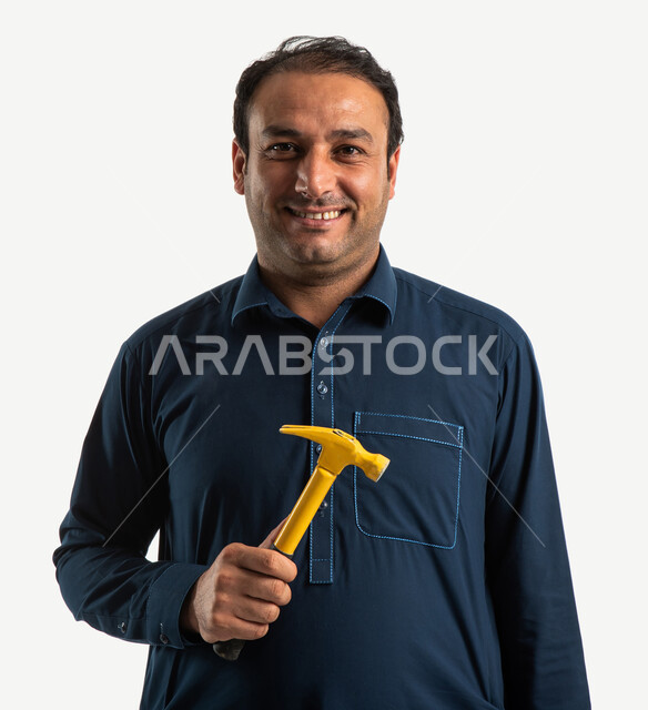 بورتريه لعامل بناء باكستاني يرتدي الزي الباكستاني التقليدي ويمسك بمطرقة معدنية، ادوات البناء، مقبض بلاستيكي، شاكوش، مهندس معماري، ادوات التشطيب، استقدام العمالة من الخارج، خلفية بيضاء