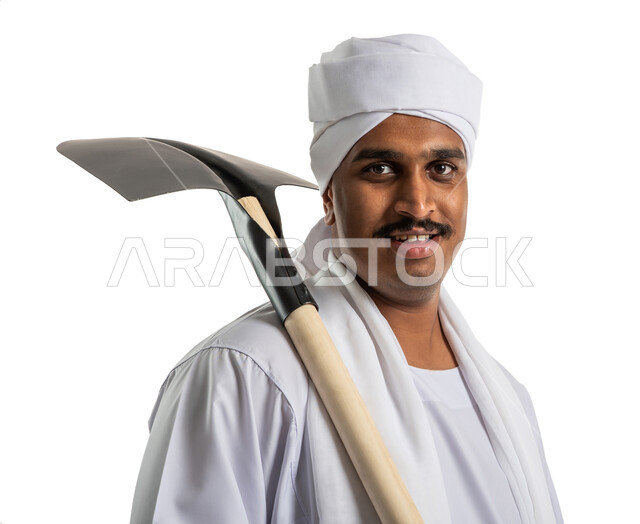بورتريه لفلاح مصري يرتدي يمسك بيده مجرفة الحفر والزي المصري التقليدي، مهندس زراعي، أدوات حصد المحاصيل الزراعية، مزارعين محترفين، مهنة الزراعة، استقدام العمالة من الخارج، خلفية بيضاء