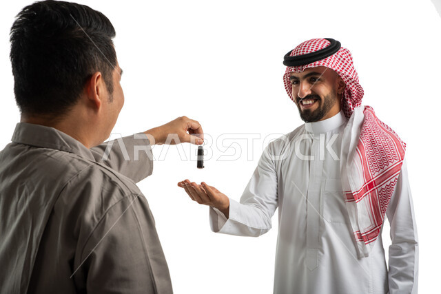 بورتريه لفني صيانة سيارات فلبيني، استلام وتسليم مفاتيح السيارة، عميل خليجي سعودي يرتدي الزي السعودي التقليدي، وكالات وورش السيارات في السعودي، مهندس ميكانيكي، خدمات اصلاح وصيانة السيارات، استقدام العمالة من الخارج، خلفية بيضاء