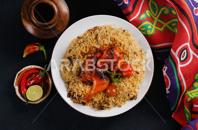 طبق من ارز الكبسة بالدجاج، أكلات عربية تقليدية، أطباق شعبية، وصفات وأطباق طعام لذيذة، مطاعم شرقية، مطاعم للمأكولات العربية، أطباق خليجية، مطبخ سعودي