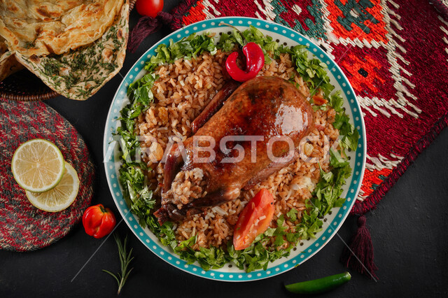 طبق الأرز الشعبي مع الحمام المحشي، أكلات عربية، مطاعم شرقية، حمام محشي بالأرز، وصفات وأطباق طعام لذيذة، مطاعم للمأكولات العربية الشرقية