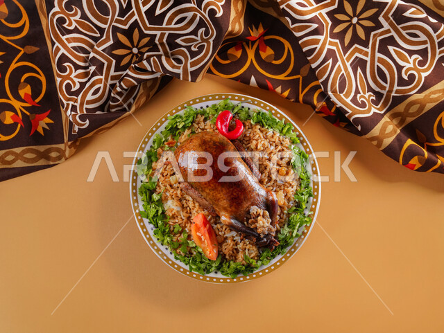 طبق الأرز الشعبي مع الحمام المحشي، أكلات عربية، مطاعم شرقية، حمام محشي بالأرز، وصفات وأطباق طعام لذيذة، مطاعم للمأكولات العربية الشرقية