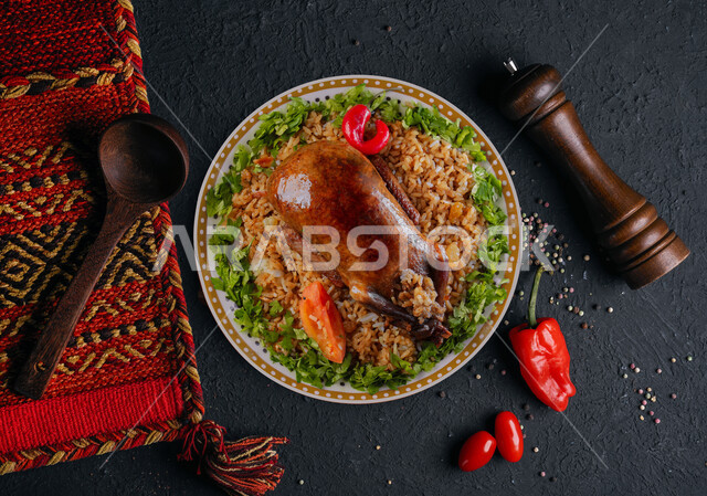 طبق الأرز الشعبي مع الحمام المحشي، أكلات عربية، مطاعم شرقية، حمام محشي بالأرز، وصفات وأطباق طعام لذيذة، مطاعم للمأكولات العربية الشرقية