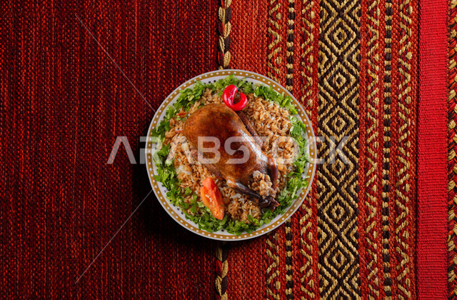 طبق الأرز الشعبي مع الحمام المحشي، أكلات عربية، مطاعم شرقية، حمام محشي بالأرز، وصفات وأطباق طعام لذيذة، مطاعم للمأكولات العربية الشرقية