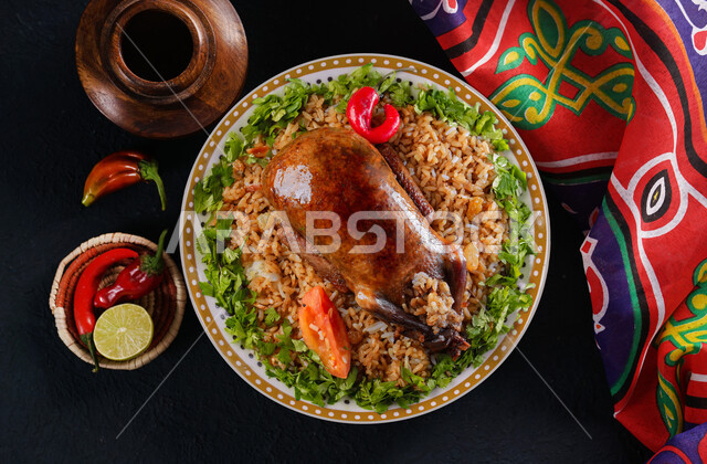 طبق الأرز الشعبي مع الحمام المحشي، أكلات عربية، مطاعم شرقية، حمام محشي بالأرز، وصفات وأطباق طعام لذيذة، مطاعم للمأكولات العربية الشرقية