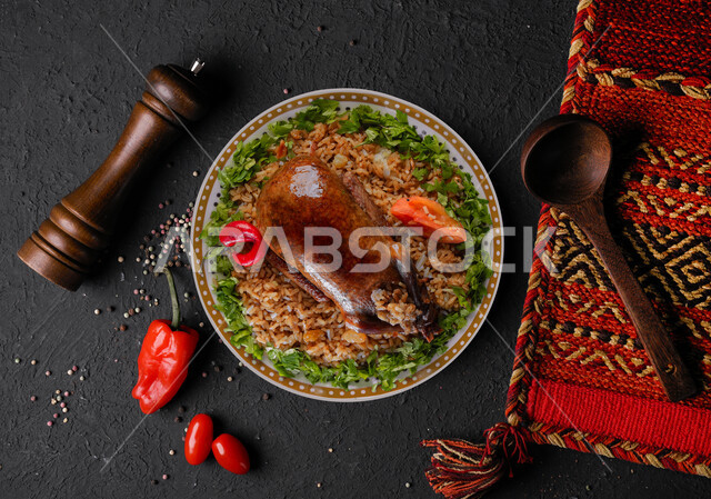 طبق الأرز الشعبي مع الحمام المحشي، أكلات عربية، مطاعم شرقية، حمام محشي بالأرز، وصفات وأطباق طعام لذيذة، مطاعم للمأكولات العربية الشرقية