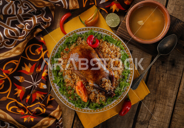 طبق الأرز الشعبي مع الحمام المحشي، أكلات عربية، مطاعم شرقية، حمام محشي بالأرز، وصفات وأطباق طعام لذيذة، مطاعم للمأكولات العربية الشرقية