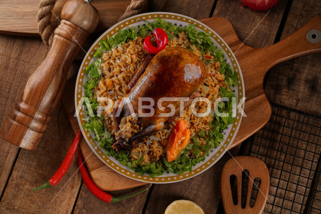 طبق الأرز الشعبي مع الحمام المحشي، أكلات عربية، مطاعم شرقية، حمام محشي بالأرز، وصفات وأطباق طعام لذيذة، مطاعم للمأكولات العربية الشرقية