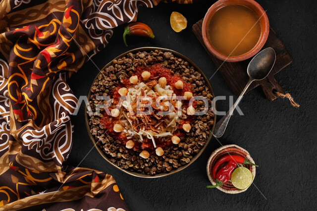 طبق من الكشري المصري الشهير، أطباق شعبية تقليدية، مائدة طعام، مطاعم عربية شرقية، وصفات وأطباق طعام لذيذة، طبق من الارز والمعكرونة المزينة بالصلصة الحارة 