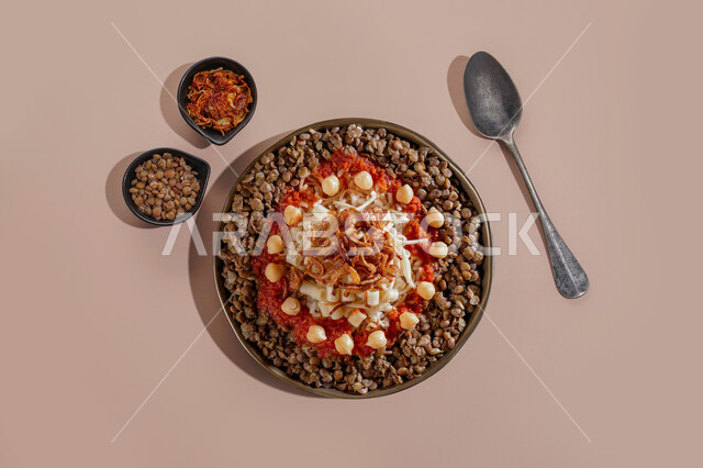 طبق من الكشري المصري الشهير، أطباق شعبية تقليدية، مائدة طعام، مطاعم عربية شرقية، وصفات وأطباق طعام لذيذة، طبق من الارز والمعكرونة المزينة بالصلصة الحارة 