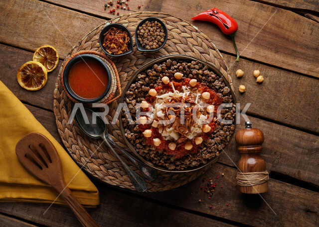 طبق من الكشري المصري الشهير، أطباق شعبية تقليدية، مائدة طعام، مطاعم عربية شرقية، وصفات وأطباق طعام لذيذة، طبق من الارز والمعكرونة المزينة بالصلصة الحارة 