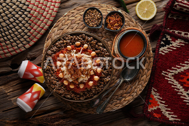 طبق من الكشري المصري الشهير، أطباق شعبية تقليدية، مائدة طعام، مطاعم عربية شرقية، وصفات وأطباق طعام لذيذة، طبق من الارز والمعكرونة المزينة بالصلصة الحارة 