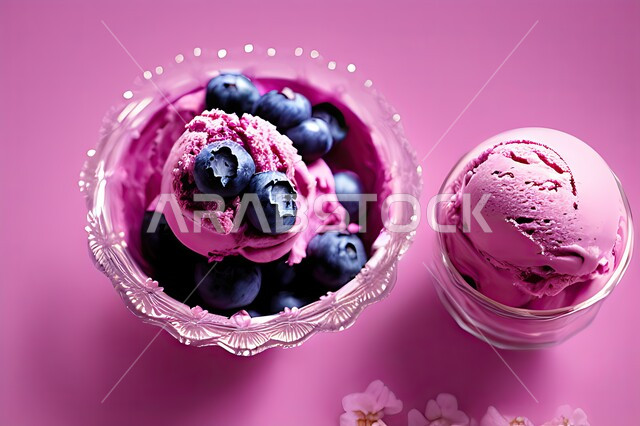 طبق ايس كريم المزين بحبات التوت الاسود، ايس كريم بنكهة التوت، طبق البوظة الوردي، حلويات صيفية باردة، ايس كريم طازج، مرطبات صيفية