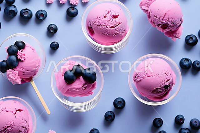 طبق ايس كريم المزين بحبات التوت الاسود، ايس كريم بنكهة التوت، طبق البوظة الوردي، حلويات صيفية باردة، ايس كريم طازج، مرطبات صيفية