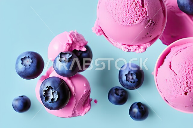 كرات الايس كريم المزين بحبات التوت الاسود، ايس كريم بنكهة التوت، طبق البوظة الوردي، حلويات صيفية باردة، ايس كريم طازج، مرطبات صيفية