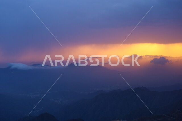 الجبال والمرتفعات وقت غروب الشمس، اجواء ضبابية، مناظر طبيعية خلابة، الطبيعة الجبلية