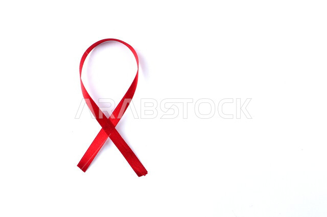 شريط أحمر على خلفية معزولة، التوعية عن فيروس نقص المناعة البشرية، اليوم العالمي للتوعية عن مرض الإيدز، خلفية بيضاء