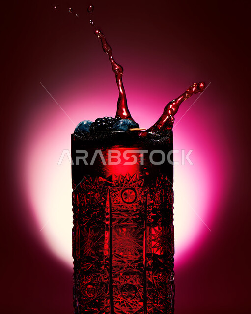 صورة مقربة لكوب عصير ، عصير منعش، خلفية ملونة متوهجة