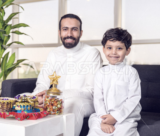 مشاركة رائعة لأب عربي خليجي سعودي مع ابنه في صباح يوم العيد ، ارتداء اللباس السعودي التقليدي ، العيدية ، القرقيعان ، احتفالات و مظاهر العيد ، عطلة رسمية ، قضاء أوقات عائلية سعيدة في العيد