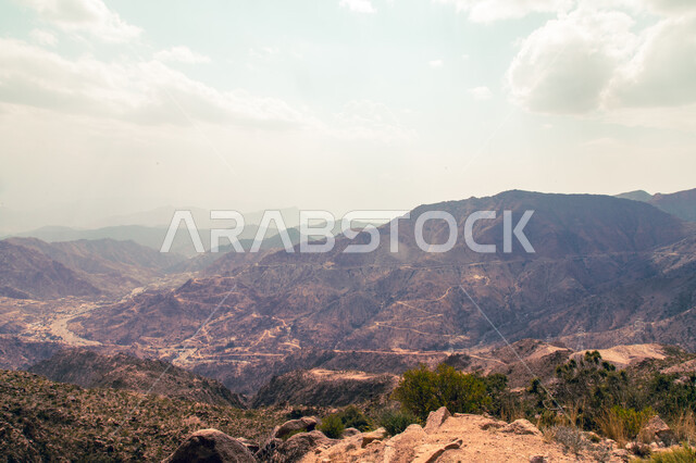جبال عسير في السعودية ، سلاسل من الجبال الشاهقة ، التضاريس الطبيعية الجبلية