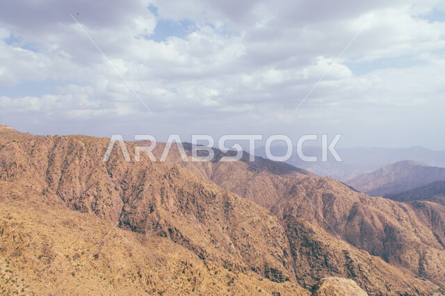 جبال عسير في السعودية ، سلاسل من الجبال الشاهقة ، التضاريس الطبيعية الجبلية