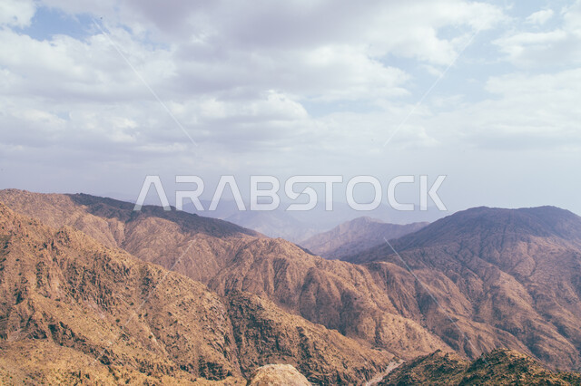 جبال عسير في السعودية ، سلاسل من الجبال الشاهقة ، التضاريس الطبيعية الجبلية