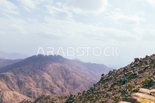 جبال عسير في السعودية ، سلاسل من الجبال الشاهقة ، التضاريس الطبيعية الجبلية