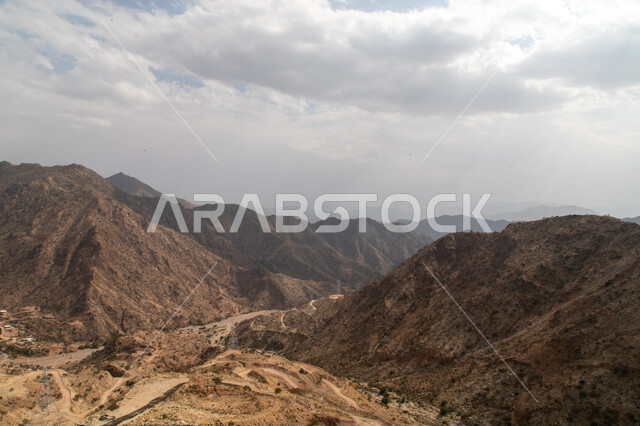 جبال عسير ، أعلى مدينة في السعودية ، سلاسل من الجبال الضخمة ، استكشاف ومخيمات شتوية في عسير  .