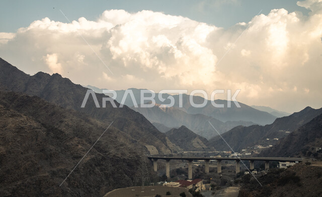 جبال عسير في السعودية ، سلاسل من الجبال الشاهقة ، التضاريس الطبيعية الجبلية