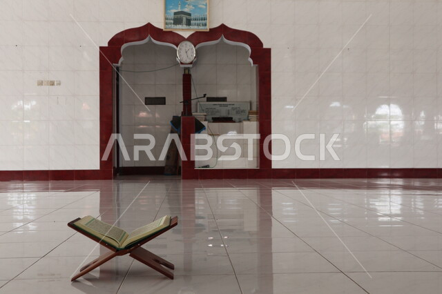 المصحف الشريف على حامل خشبي في المسجد، الصلاة والدعاء في المسجد، قراءة وتلاوة القران، ذكر الله، تحفيظ القران الكريم، تفسير القرآن