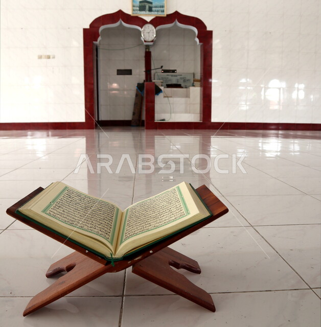 المصحف الشريف على حامل خشبي في المسجد، الصلاة والدعاء في المسجد، قراءة وتلاوة القران، ذكر الله، تحفيظ القران الكريم، تفسير القرآن