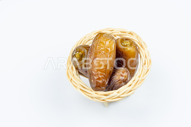 صورة مقربة لحبات التمر الصحي، تمر دقلة نور، ضيافة رمضانية، التمور اللذيذة، خلفية بيضاء