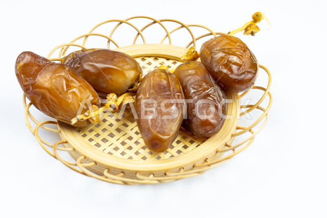 صورة مقربة لحبات التمر الصحي، تمر دقلة نور، ضيافة رمضانية، التمور اللذيذة، خلفية بيضاء