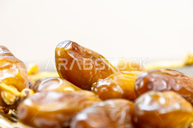 صورة مقربة لحبات التمر الصحي، تمر دقلة نور، ضيافة رمضانية، التمور اللذيذة، خلفية بيضاء