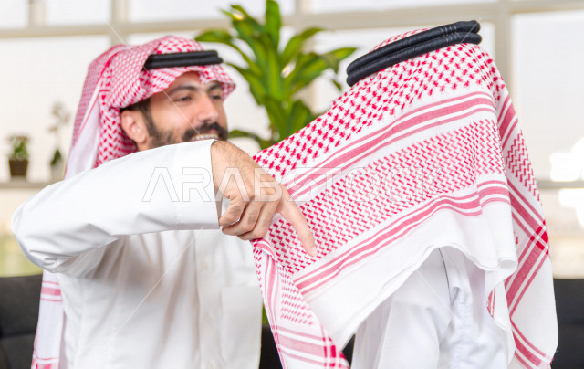 مشاركة رائعة لأب عربي خليجي سعودي مع ابنه في صباح يوم العيد ، ارتداء اللباس السعودي التقليدي ، العيدية ، القرقيعان ، احتفالات و مظاهر العيد ، عطلة رسمية ، قضاء أوقات عائلية سعيدة في العيد