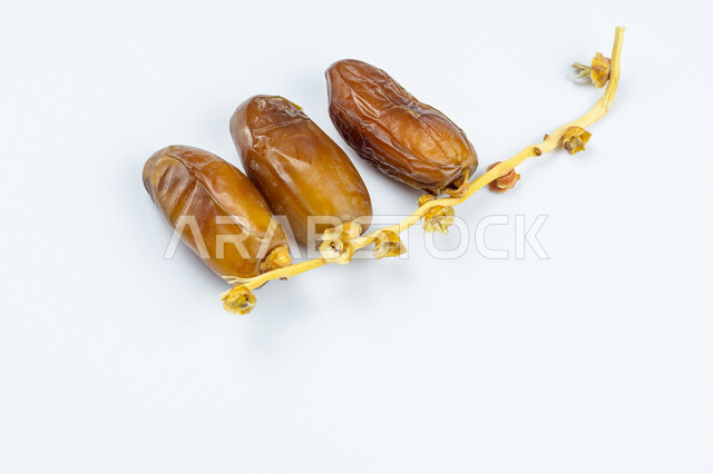 صورة مقربة لحبات التمر الصحي، تمر دقلة نور، ضيافة رمضانية، التمور اللذيذة، خلفية بيضاء