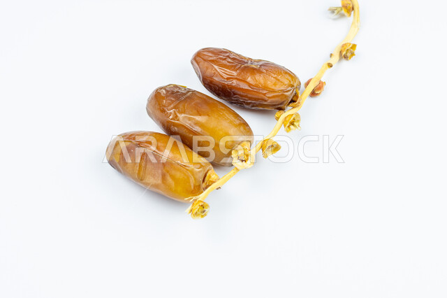 صورة مقربة لحبات التمر الصحي، تمر دقلة نور، ضيافة رمضانية، التمور اللذيذة، خلفية بيضاء