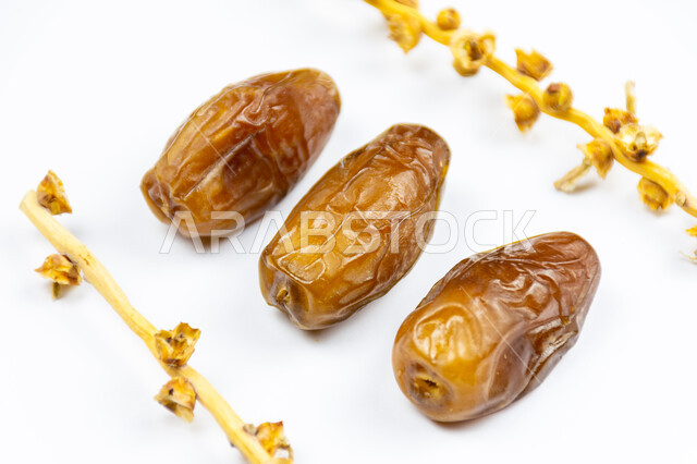 صورة مقربة لحبات التمر الصحي، تمر دقلة نور، ضيافة رمضانية، التمور اللذيذة، خلفية بيضاء
