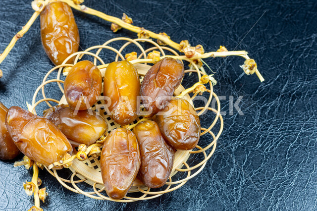 صورة مقربة لحبات التمر الصحي، تمر دقلة نور، ضيافة رمضانية، التمور اللذيذة