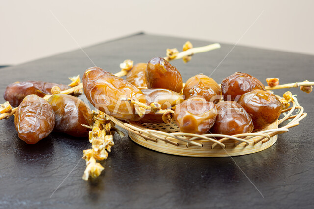 صورة مقربة لحبات التمر الصحي، تمر دقلة نور، ضيافة رمضانية، التمور اللذيذة