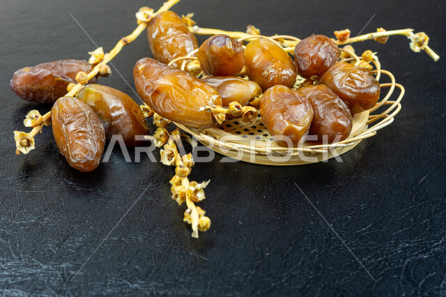 صورة مقربة لحبات التمر الصحي، تمر دقلة نور، ضيافة رمضانية، التمور اللذيذة