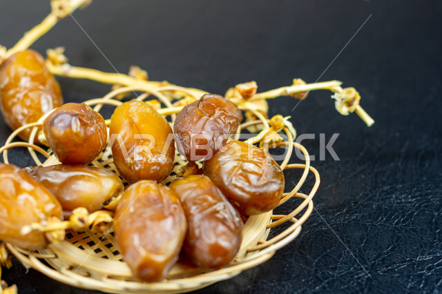 صورة مقربة لحبات التمر الصحي، تمر دقلة نور، ضيافة رمضانية، التمور اللذيذة